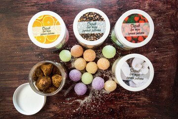 Body scrub - consists of nourishing and moisturizing base, as well as abrasive particles. Translation of the inscription - Handmade body scrub.