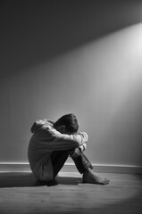 menino sozinho triste em depressão sentado no chão, problemas na infãncia e na adolescencia 