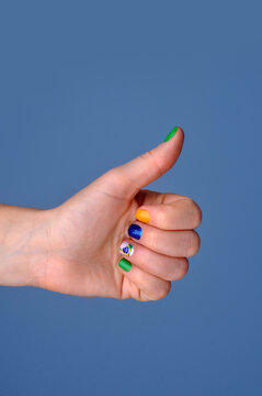 unhas pintadas em manicure com cores do brasil, simbolo verde e amarelo cores da bandeira do brasil 