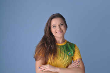 torcedora sorridente com camisa do brasil apontando para anúncio ou promoção, brasil no esporte...