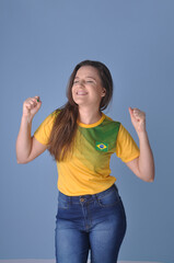 torcedora sorridente com camisa do brasil apontando para anúncio ou promoção, brasil no esporte...