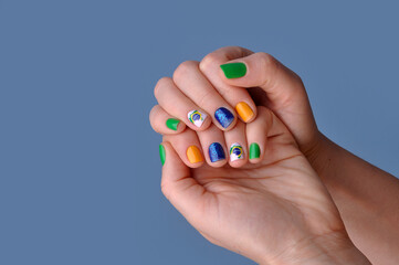 unhas pintadas em manicure com cores do brasil, simbolo verde e amarelo cores da bandeira do brasil 