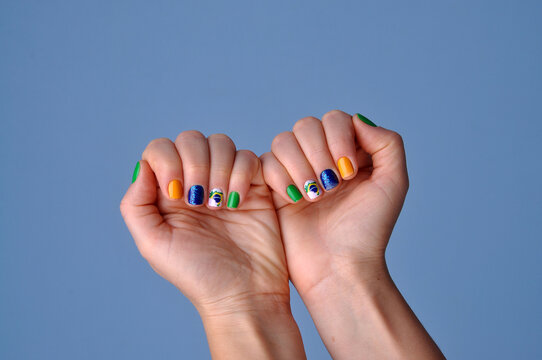 unhas pintadas em manicure com cores do brasil, simbolo verde e amarelo cores da bandeira do brasil 