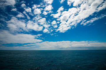 Obraz premium Paisagem do mar ao céu azul e montanhas.