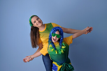 mãe e filha torcendo junto pelo brasil, sorridente, engraçada, divertimento em família 