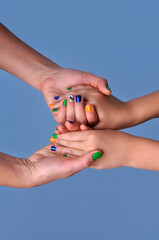 mãos juntas pelo brasil, unhas manicura com cores da bandeira do brasil em fundo azul