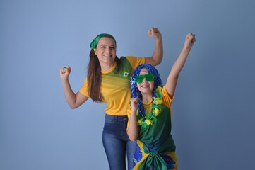 mãe e filha celebranco vitória do brasil, juntas comemorando gol do brasil em copa do mundo 