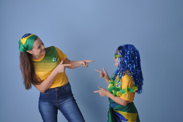 mãe e filha celebranco vitória do brasil, juntas comemorando gol do brasil em copa do mundo  - obrazy, fototapety, plakaty