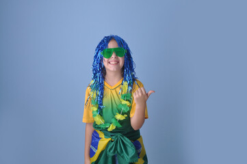 criança menina engraçada sorridente com peruca de carnaval e cores do brasil 