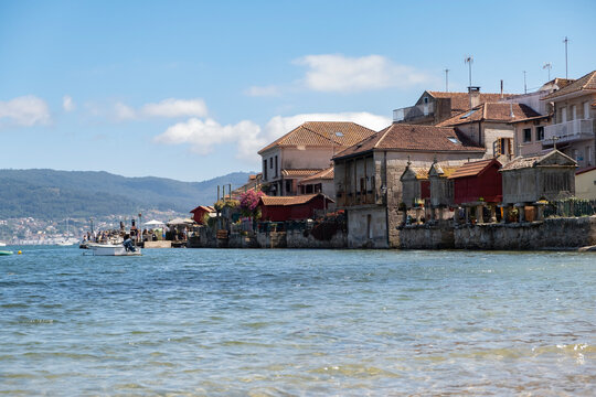 pueblo turistico de combarro en galicia rias bajas, con sus tipicos horreos