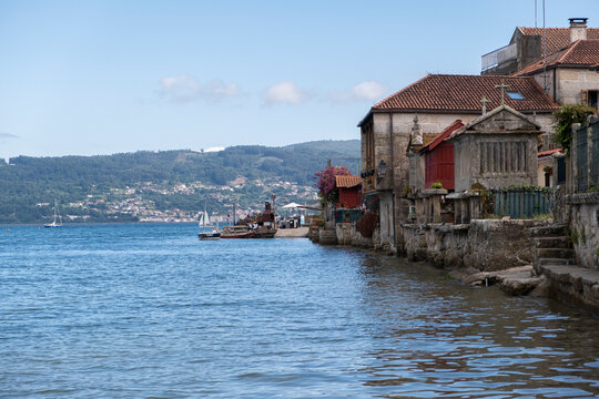 pueblo de combarro con los tipicos horreos en galicia espa&ntilde;a 
