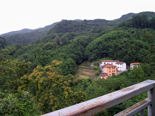 paesassio contadino su montagne