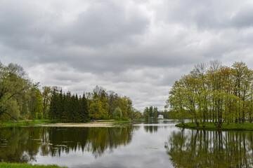 Fototapeta na wymiar beautiful autumn park with a pond