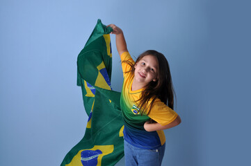 adolescente se divertindo vestindo as cores do brasil, bandeira nacional brasileira 