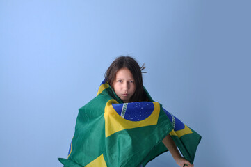 adolescente se divertindo vestindo as cores do brasil, bandeira nacional brasileira 