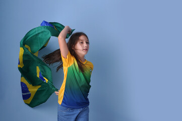 adolescente se divertindo vestindo as cores do brasil, bandeira nacional brasileira 