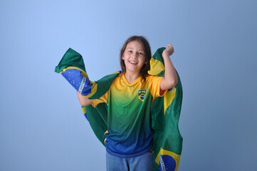 adolescente se divertindo vestindo as cores do brasil, bandeira nacional brasileira 
