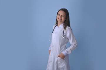Médica Clínica geral jovem e bonita com jaleco branco e estetoscópio, celebração dia do médico
