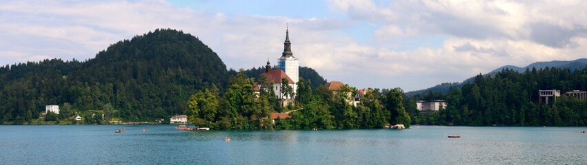 Fototapeta na wymiar Panorámica del lago Bled, Eslovenia