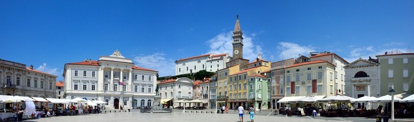 Fototapeta na wymiar Panorámica de la plaza principal de Piran, Eslovenia