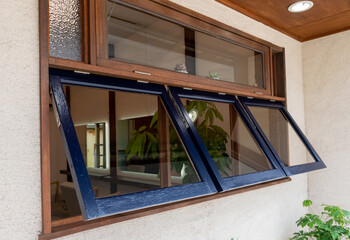 木製の突き出し窓　下開き窓　室内通風窓　