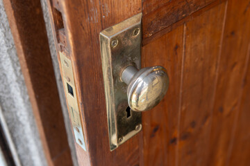 Fototapeta premium 木製ドアのドアノブ
