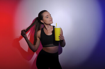 mulher fitness segurando garrafa de água saudável