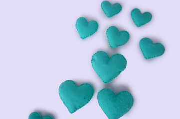 corações verdes em fundo branco 