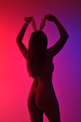 silhueta de bela mulher sexy dançarina sensual fetiche dança a noite 