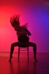 silhueta de bela mulher sexy dançarina sensual fetiche dança a noite 