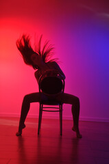 silhueta de bela mulher sexy dançarina sensual fetiche dança a noite 