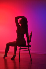 silhueta de bela mulher sexy dançarina sensual fetiche dança a noite 