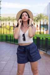 Obraz premium Girl walking around downtown Phoenix Arizona in the summer