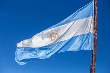 La bandera Argentina flameando en el Cerro Catedral - obrazy, fototapety, plakaty