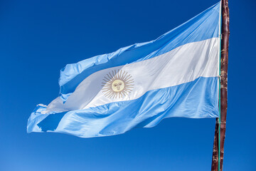 La bandera Argentina flameando en el Cerro Catedral - obrazy, fototapety, plakaty