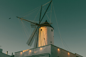 Stary młyn o zachodzie słońca na tle nieba na wyspie Menorca © Daniel