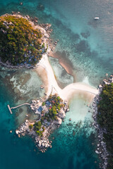 Panorama d'un point de vue sur l'île de Koh Nangyuan au large de Koh Tao au coucher du soleil, en Thaïlande