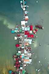 Village de pecheur sur pilotis avec ponton pour les bateau de peche, Koh Lanta, Thailande
