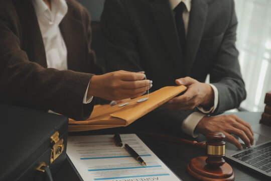 Tribunale Bilder Durchsuchen 328,112 Archivfotos, und