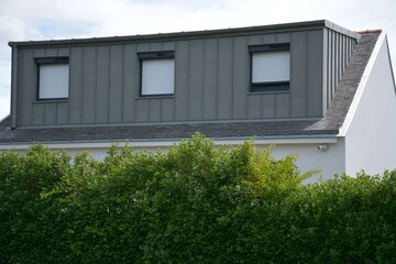 Fototapeta na wymiar Surélévation maison - Bardage de façade en zinc - Toiture en ardoises 