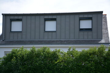 Surélévation maison - Bardage de façade en zinc - Toiture en ardoises	