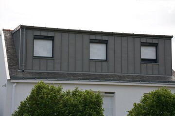 Surélévation maison - Bardage de façade en zinc - Toiture en ardoises	