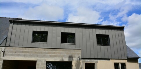 Surélévation maison - Bardage de façade en zinc - Toiture en ardoises	
