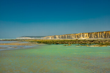Abendlicher Strandspaziergang in der wunderschönen Normandie bei Saint-Aubin-Sur-Mer - Frankreich