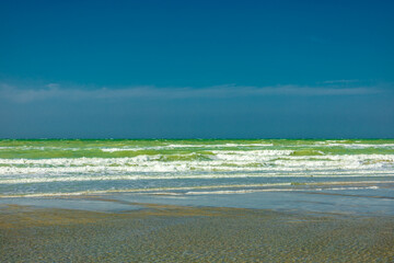 Abendlicher Strandspaziergang in der wunderschönen Normandie bei Saint-Aubin-Sur-Mer - Frankreich