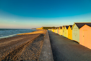 Abendlicher Strandspaziergang in der wunderschönen Normandie bei Saint-Aubin-Sur-Mer - Frankreich