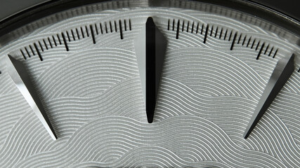 Nahaufnahme der Indizes einer Armbanduhr mit guillochiertem Zifferblatt