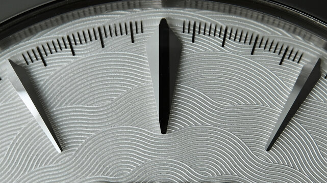 Nahaufnahme der Indizes einer Armbanduhr mit guillochiertem Zifferblatt