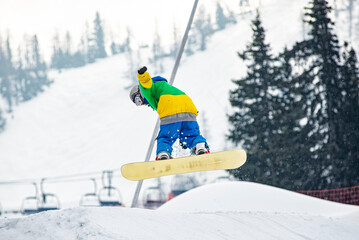 Fototapeta na wymiar Snowboarder on a slope in the alps