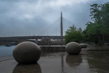 Fototapete Karlsbrücke A bridge over the Charles river in the rain, Boston, MA